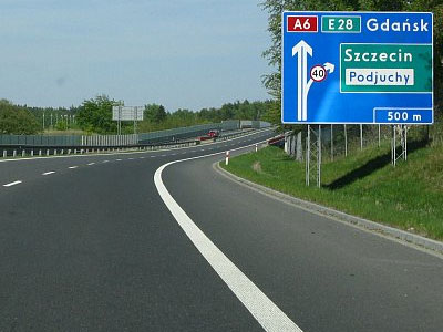 tablica informująca o zjeździe na autostradzie
