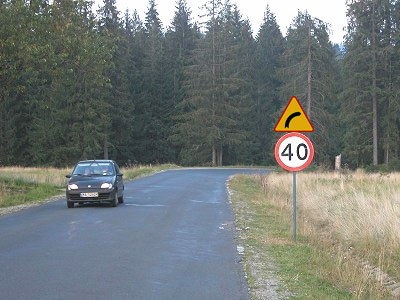 ograniczenie prędkości na niebezpiecznym zakręcie