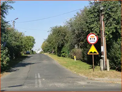 pojazdy których ładunek mógłby skazić wodę, mają zakaz dalszej jazdy tą drogą