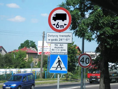 zakaz wjazdu pojazdów przekraczających określoną długość z wyjątkami opisanymi na tabliczce