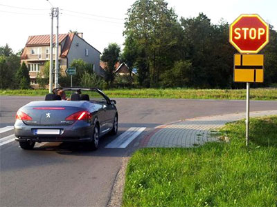 zatrzymaj się przed skrzyżowaniem, którego układ dróg widać na tabliczce pod znakiem STOP