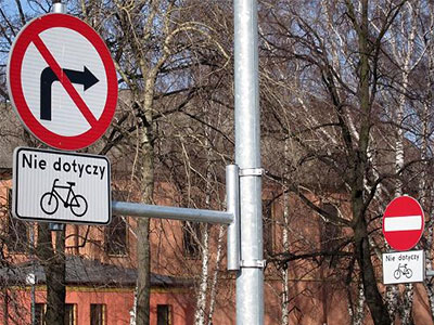 rowerzyści mogą skręcić na wyznaczony kontrapas w ulicy jednokierunkowej