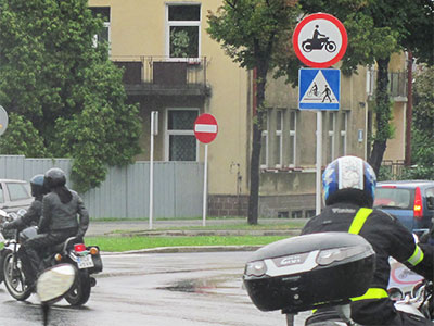 w prawo jest zakaz wjazdu dla motocyklistów