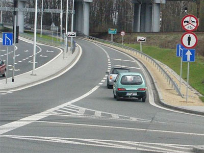 połączone symbole znaków zakazują wjazdu pojazdom wskazanym na tarczy znaku