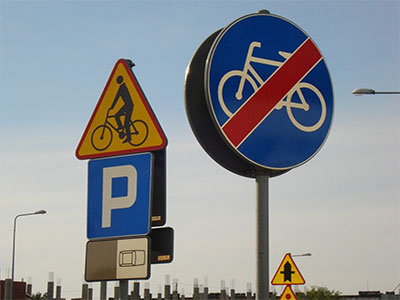 koniec drogi rowerowej i rowerzyści mogą wjeżdżać na jezdnię