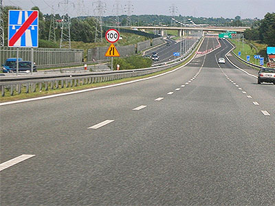 koniec autostrady i ograniczenie prędkości do 100 km/h
