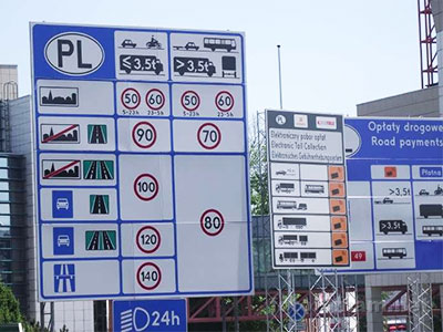 tablica informująca o dopuszczalnych prędkościach na drogach danego kraju