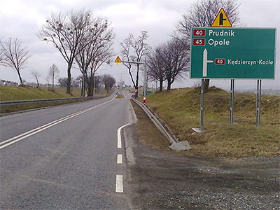 tablica informująca o kierunkach na najbliższym skrzyżowaniu