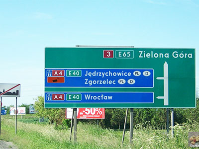 tablica informująca o kierunkach na autostradach