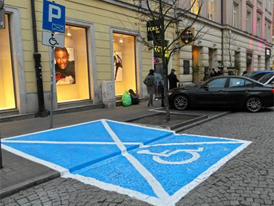 prawidłowo oznakowane miejsce parkingowe dla pojazdu kierowanego przez inwalidę