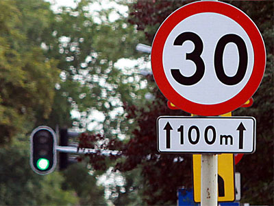 ograniczenie prędkości obowiązuje na odcinku 100 metrów