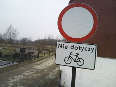 zakaz ruchu w obu kierunkach nie dotyczy rowerów
