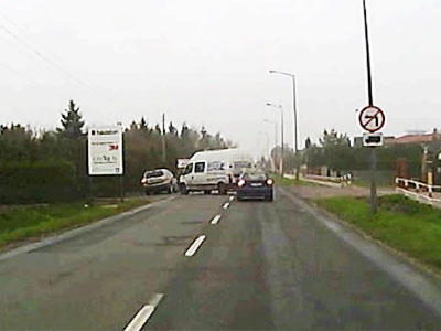 zakaz skrętu w lewo dla samochodów ciężarowych