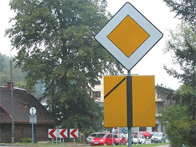 skrzyżowanie z drogą podporządkowaną po lewej stronie
