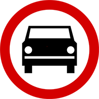 znak: zakaz wjazdu pojazdów silnikowych